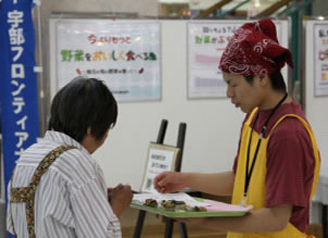 簡単野菜料理の試食の様子