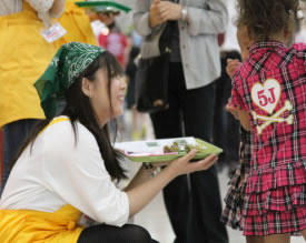 簡単野菜料理の試食の様子